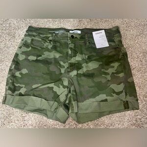 Sonoma Camouflage Women’s 14 curvy shorts NWT